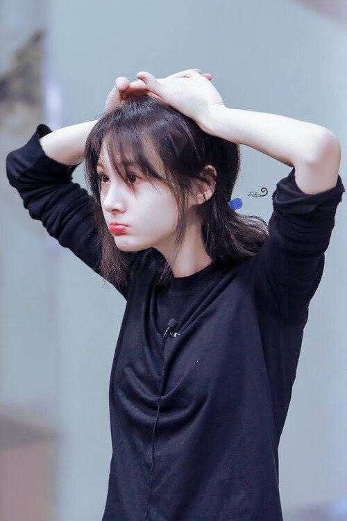 维拉中场推进快速拉开空间制造机会，维拉villa